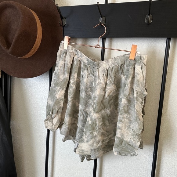 Final touch boutique green ivory tie dye flowy pull on boho shorts hippie